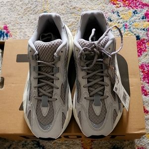 Authentic YEEZY BOOST 700 V2"Static" 8.5 men 9.5 women